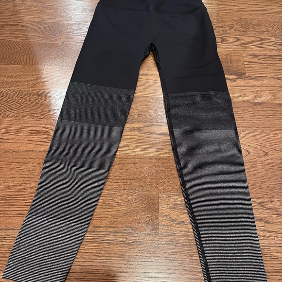 Lululemon Black and Silver Sparkle Ebb to Street TightLeggings Size 6 25’ - Picture 3 of 7